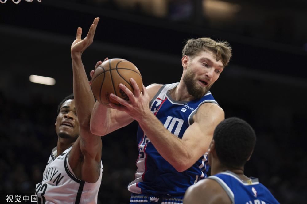 了拍他的肩 了拍他的肩